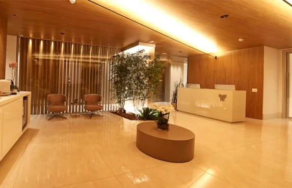 Recepção do Espaço Younit Health, com poltronas e jardim interno